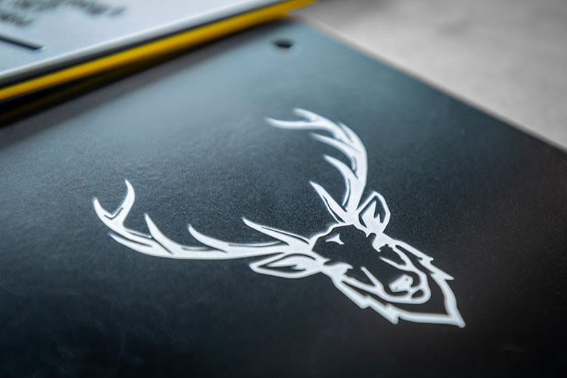 Formgenaue Logos auf Metallteilen durch Laserbeschriftung