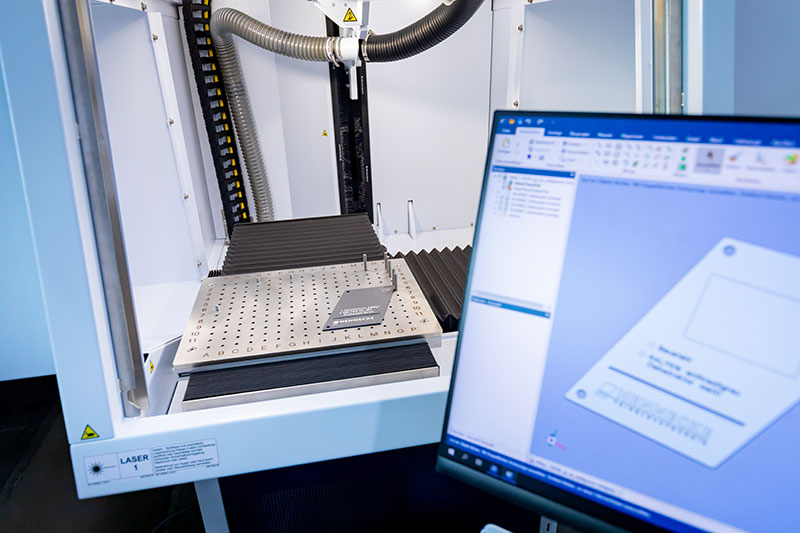 Laserbeschriftung bei Hennecke Feinblechtechnik