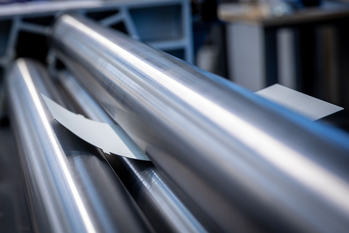 Gerundetes Blech zwischen den Walzen in der Biegemaschine